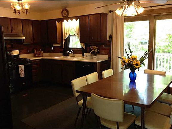 3rd image of 795 Gunton Dr