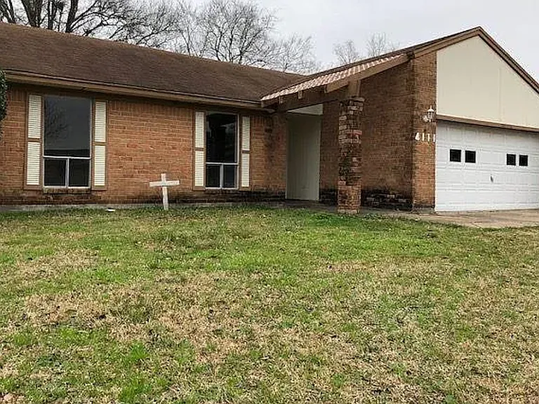 4111 Sleepy Hollow Ln — Photo 2