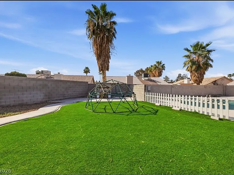4251 Valley Royal Dr — Photo 20