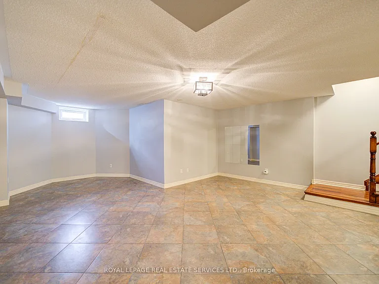 115 Saint Lawrence Dr — Photo 41