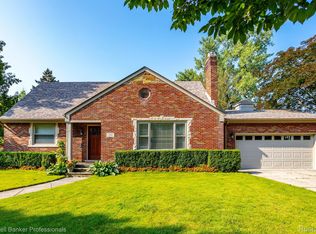 1261 Fairholme Rd, Grosse Pointe Woods, MI 48236