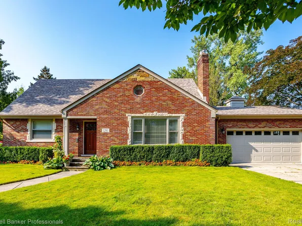 1261 Fairholme Rd, Grosse Pointe Woods, MI 48236