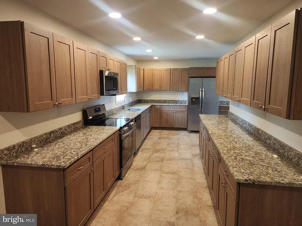 4 bed, $2,900 — Photo 4