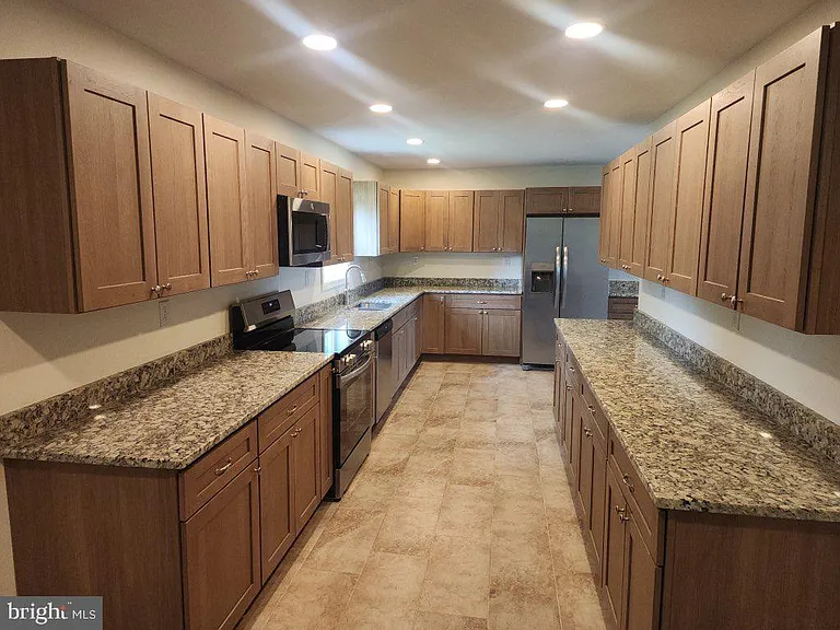 235 Hickory Dr — Photo 4