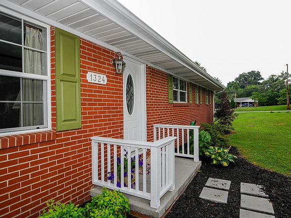 2nd image of 1324 Tuckaleechee Trl