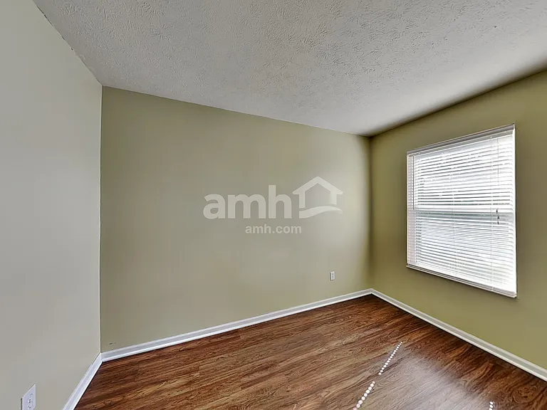 220 Hartford Ct — Photo 16