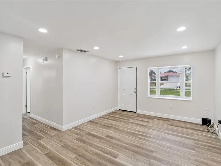 210 E Palm St — Photo 5