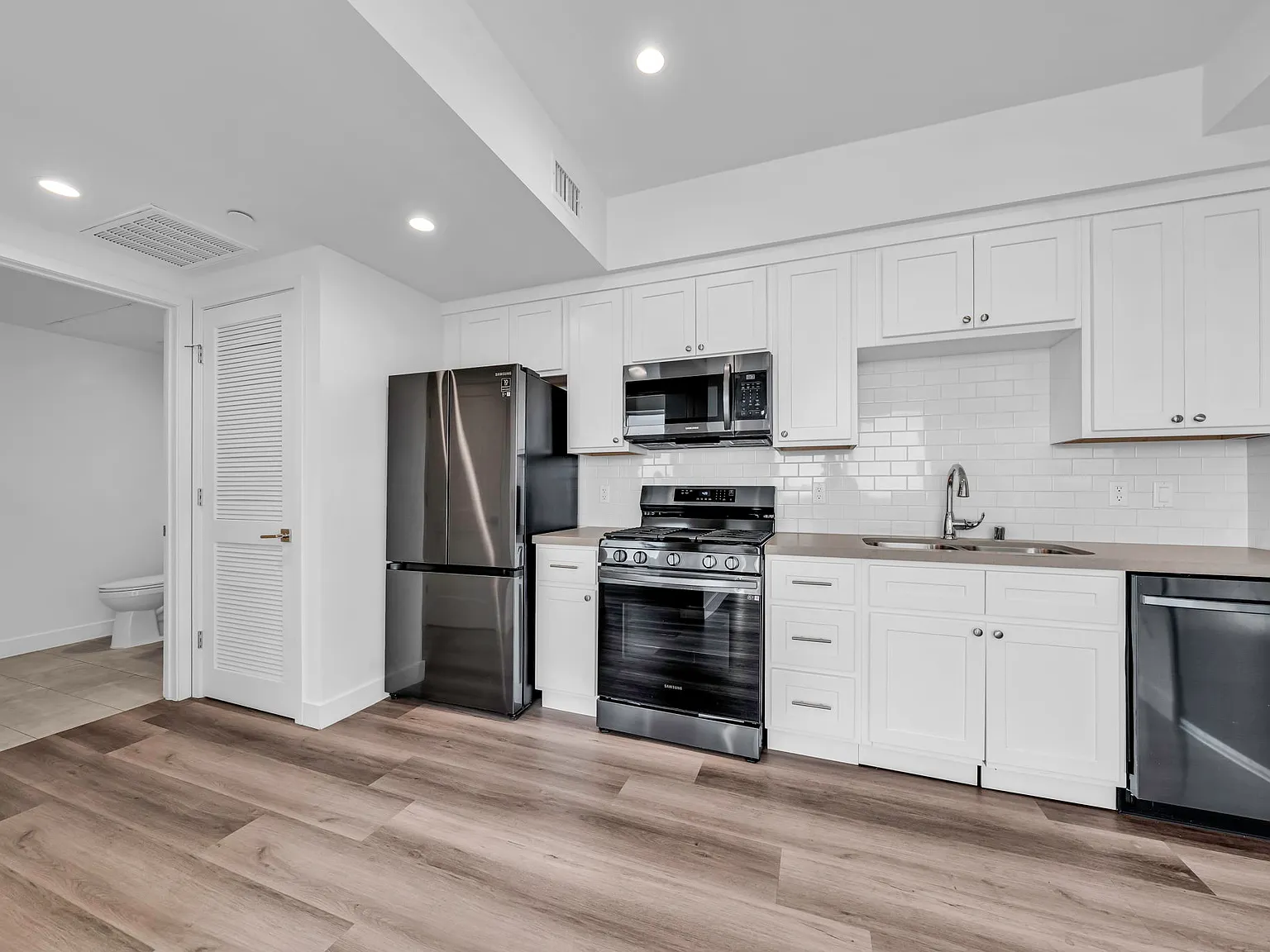 667 N Wilton Pl — Photo 3