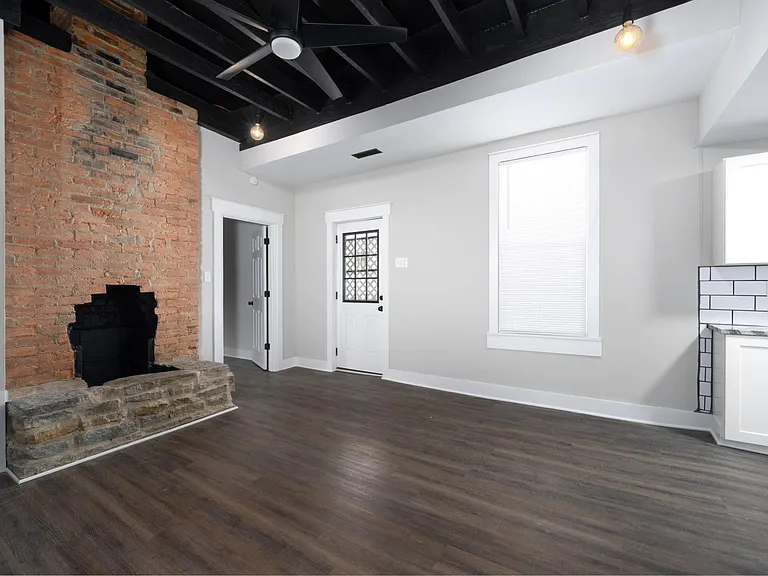 224 W 5th St — Photo 2