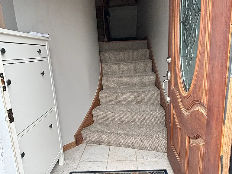 2750 Hunters Point Dr — Photo 2