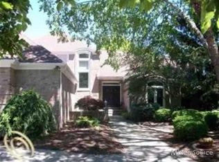 1376 Kingspath Dr, Rochester Hills, MI 48306