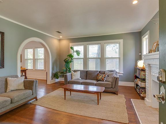 4th image of 2822 Ivandell Ave