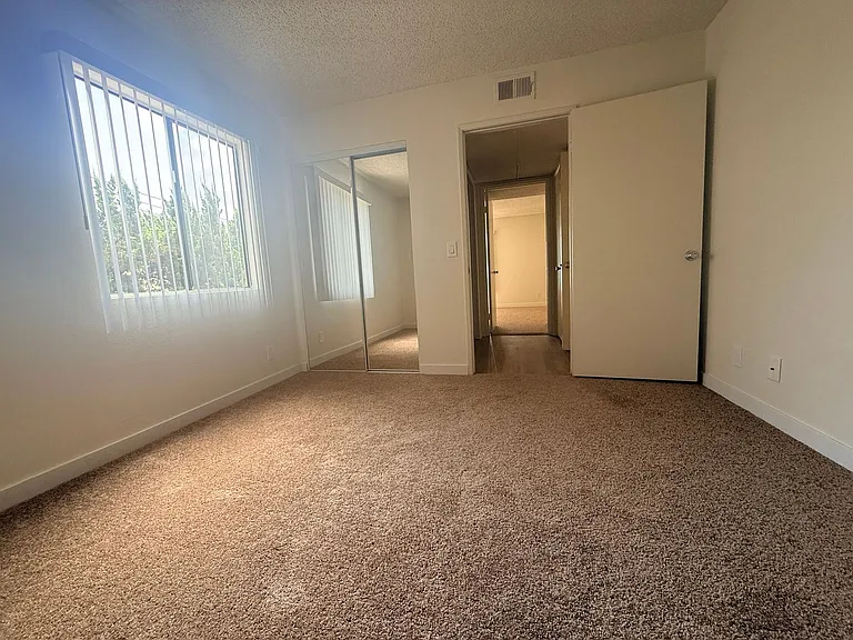 10418 Scoville Ave — Photo 8