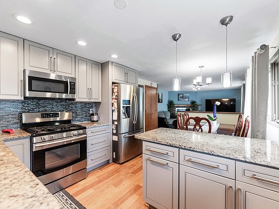 5th image of 1018 Brighton Ct
