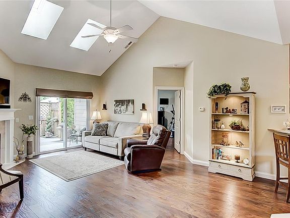 4th image of 3365 Darbyshire Dr