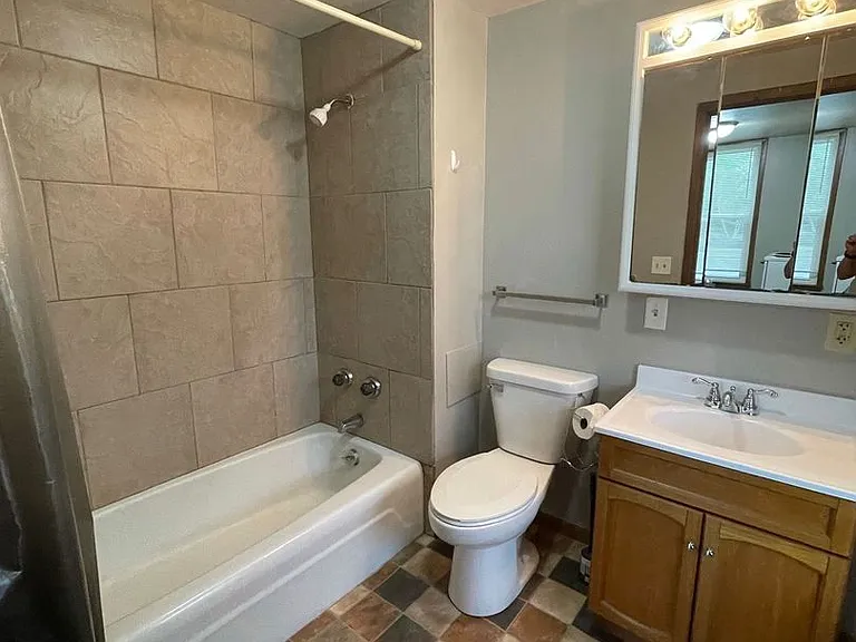 1020 5th Ave — Photo 10