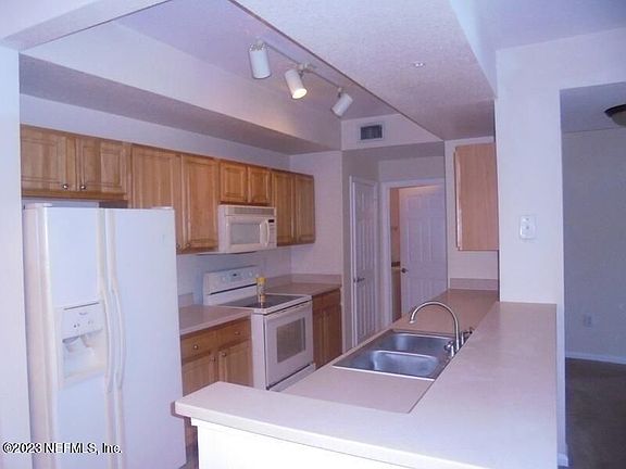 3rd image of 10075 N Gate Pkwy #2005