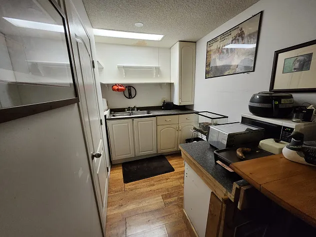 Cozy 1 Bedroom Basement Suite — Photo 2