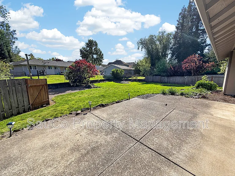 205 NW 8th Ct — Photo 8
