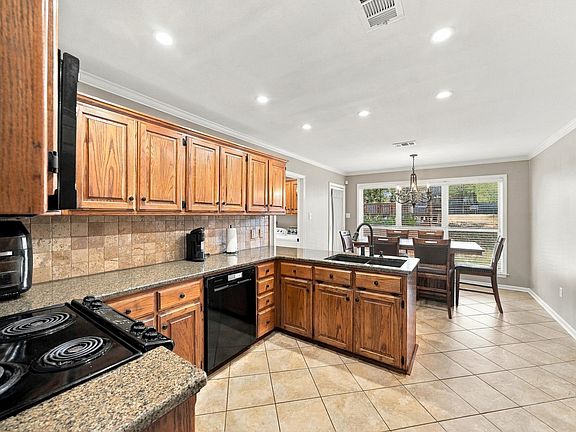 5th image of 8 Winona Dr
