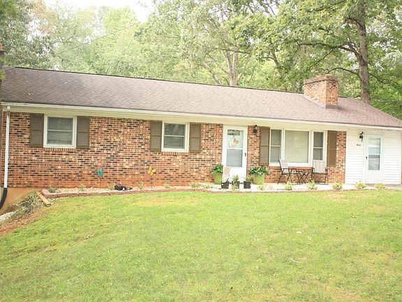 3rd image of 1065 Greenbriar Dr