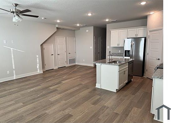 3rd image of 7110 Magnolia Crk Unit 101