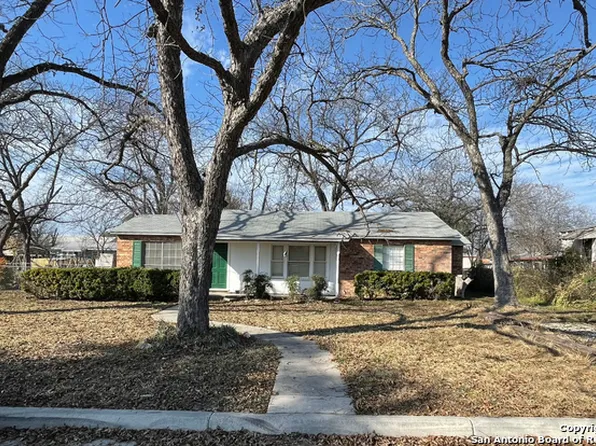 112 Marsh St, Uvalde, TX 78801