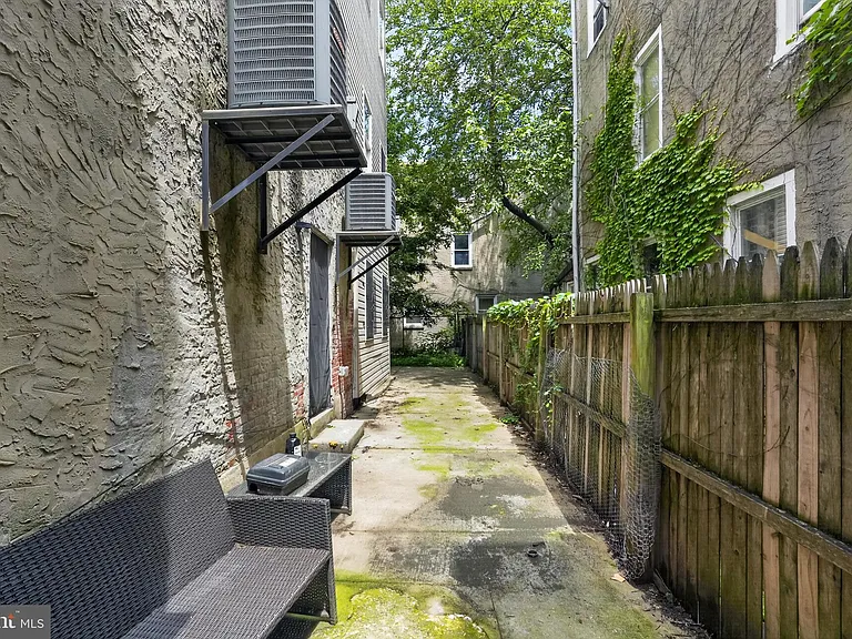1729 W Master St #B — Photo 14