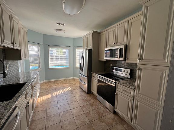 5th image of 3708 Castlewood Dr