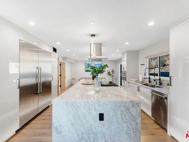 7966 Mulholland Dr — Photo 13