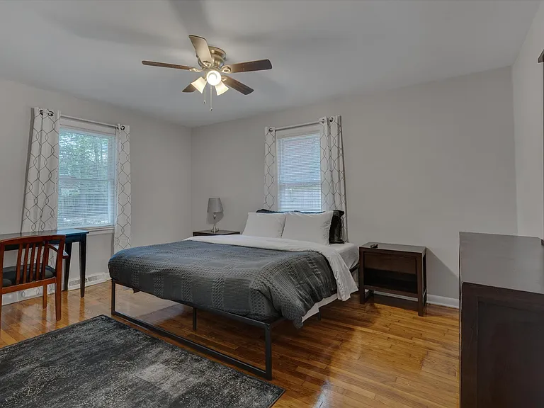 815 W Markham Ave #B — Photo 14