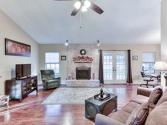 3rd image of 1939 Foxbriar Dr