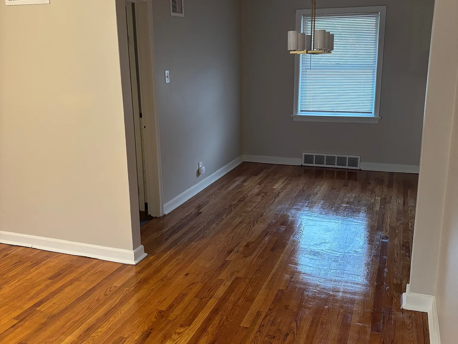 2 bed, 950 sqft, $1,200 — Photo 2
