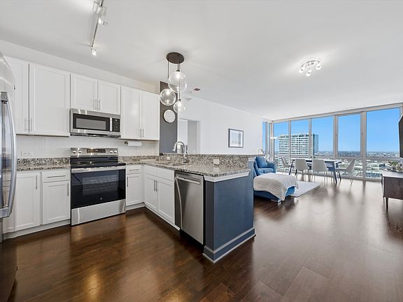 3rd image of 1629 S Prairie Ave Unit 2709