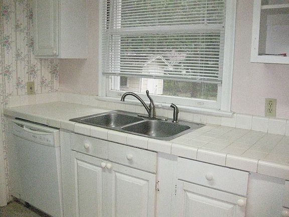 5th image of 803 W Alden Ave