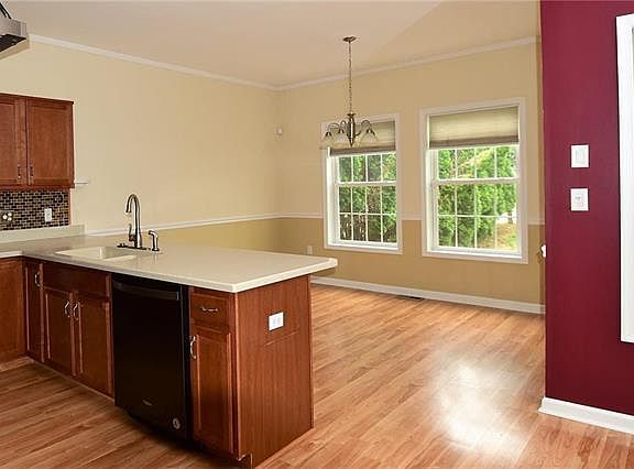 5th image of 229 Kathryn St