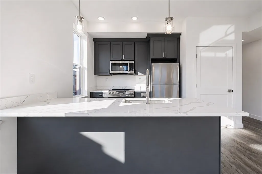 2 bed, 1.0 bath, 826 sqft, $3,400 — Photo 2