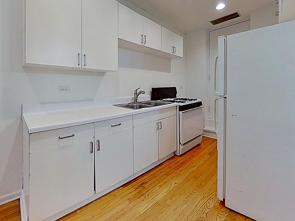 3rd image of 900 W Gunnison St #0