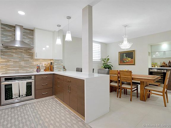 3rd image of 90 Edgewater Dr APT 601
