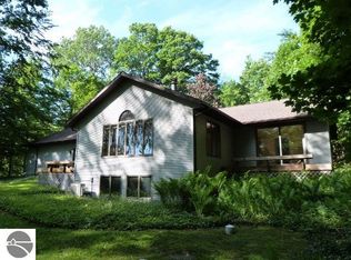 8567 Fairway Dr, Beulah, MI 49617