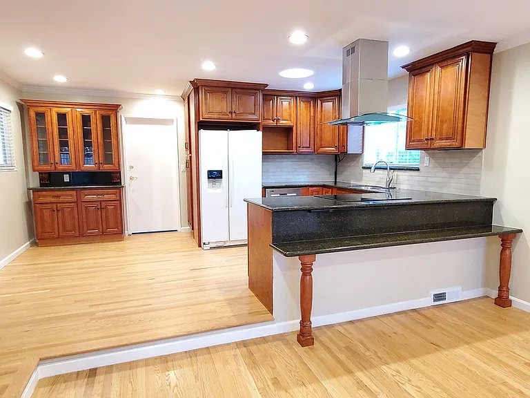 6211 Cloverhill Dr — Photo 2