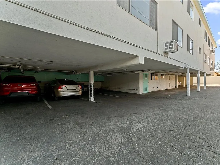 1437 E Windsor Rd #7 — Photo 16