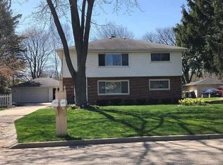 1533 N 116th St, Wauwatosa, WI 53226