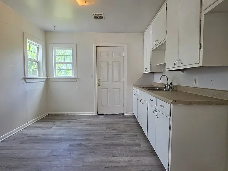 310 W 35th St — Photo 11
