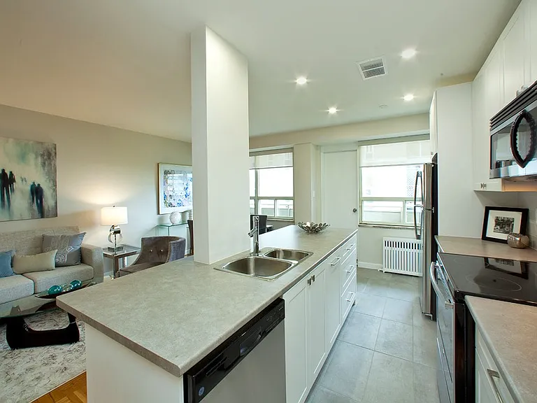 565 Avenue Rd — Photo 5
