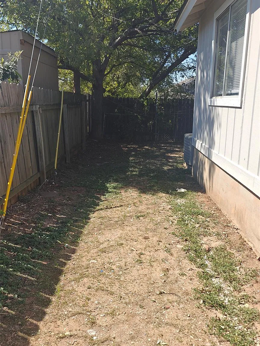 3 bed, 2.0 bath, 1936 sqft, $1,595 — Photo 2