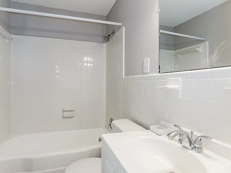 1439719_029_bathroom_13603026.jpg