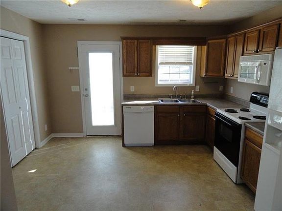 2nd image of 303 Fairway Green Dr