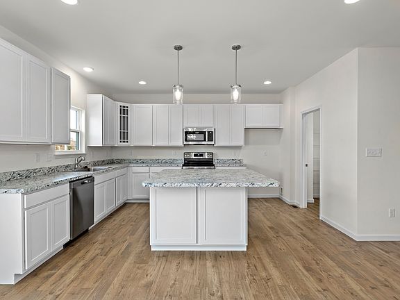 5th image of 1025 Bloomfield Dr