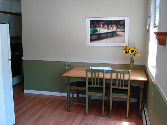 eat-in kitchen